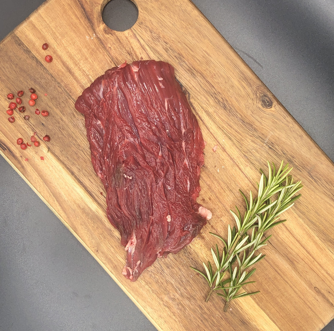 Recette bavette aloyau aux oignons caramélisés et vin rouge